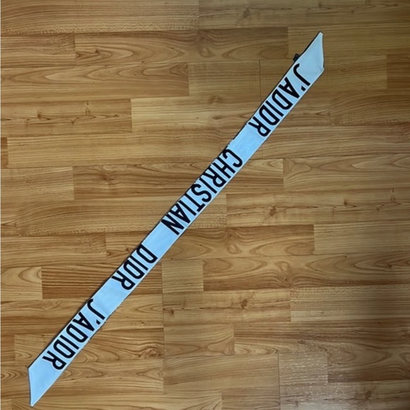 New Scarf - Picture 3 of 6